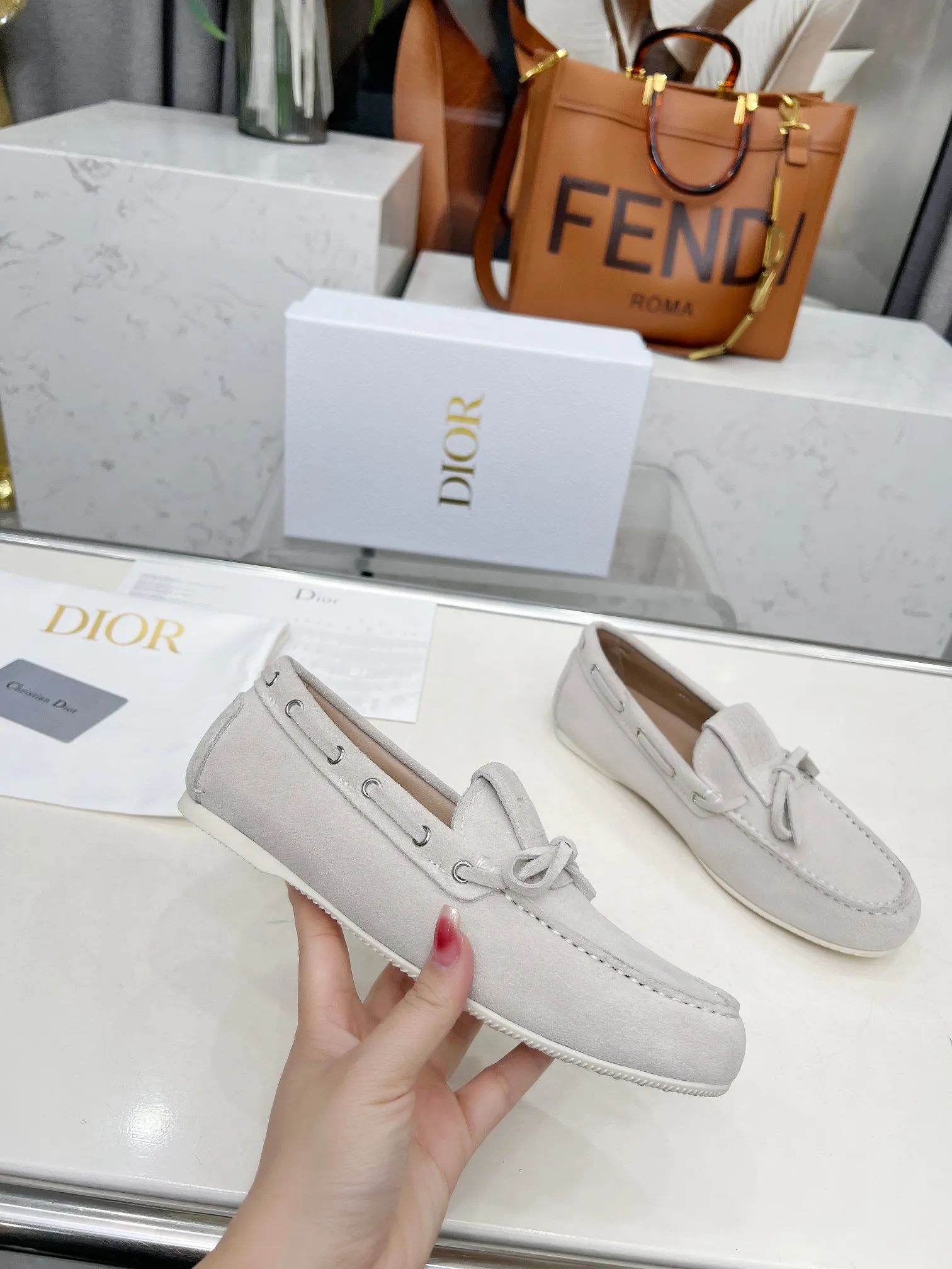 👟👟Ex-factory price 500👟👟 Dior's new spring and summer ultra-light jelly series loafers are brand new. The layout strives to create fashionable classic items. New products created at the first substantial show of Paris Fashion Week. The inspiration is cleverly combined by the D chief designer on the perfect shoe shape. Paired with brand buckles, it is even more fashionable! Original version, perfect and exquisite workmanship!  ✔️Upper: original fabric ✔️Inner lining: imported sheepskin lining ✔️Sole: original outsole ✔️Size: #35-41 (40 41 customized items are not returnable)